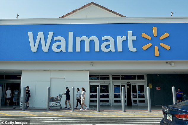 Nearly 70 percent of Walmart shoppers make up more than 1,400 products that have given the NEXPOW Dash Cam Front and Rear a five-star rating.